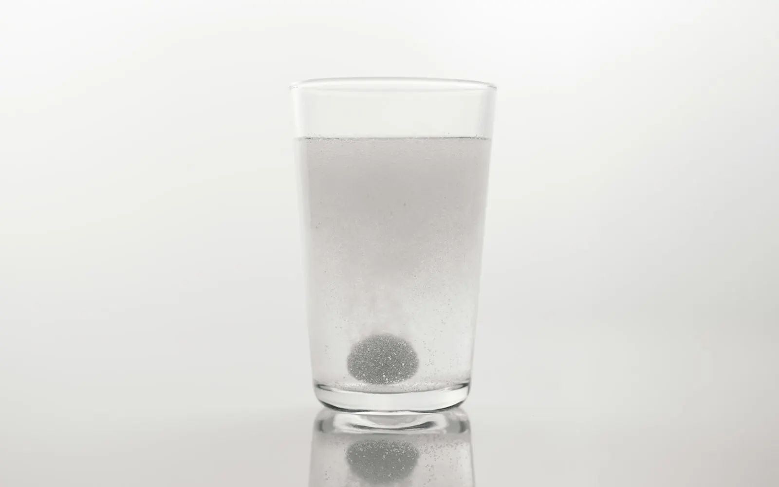 Comprimé effervescent qui se dissout dans un verre d’eau