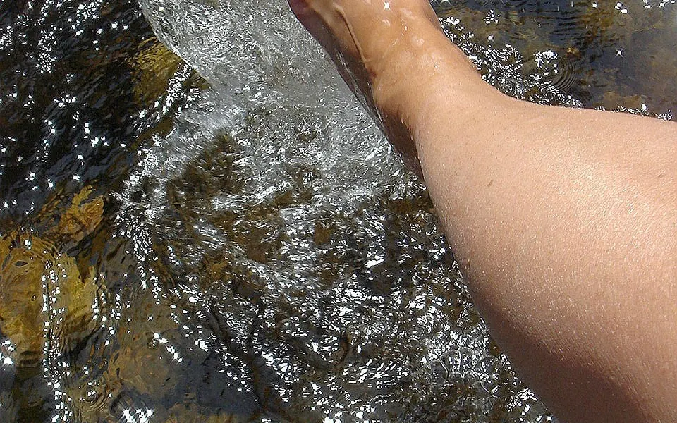 Pied plongé dans une eau froide
