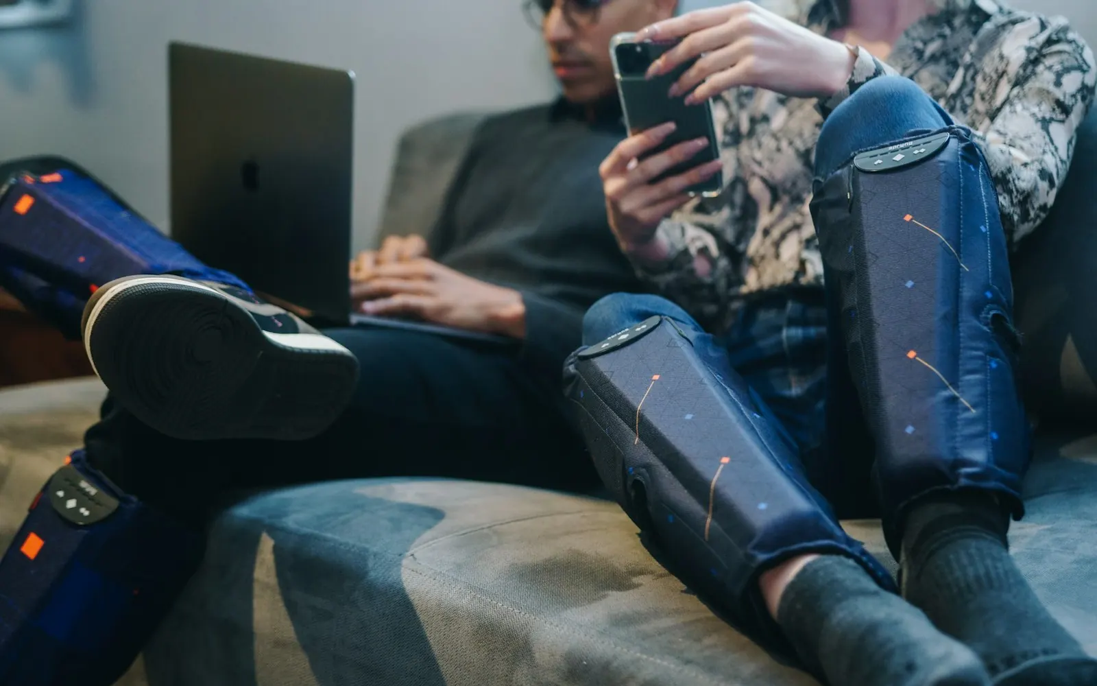 Jambes allongées dans des bottes de pressothérapie