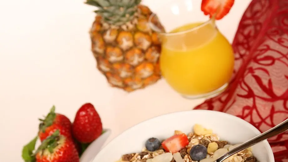Bol de céréales, fruits et jus de récupération