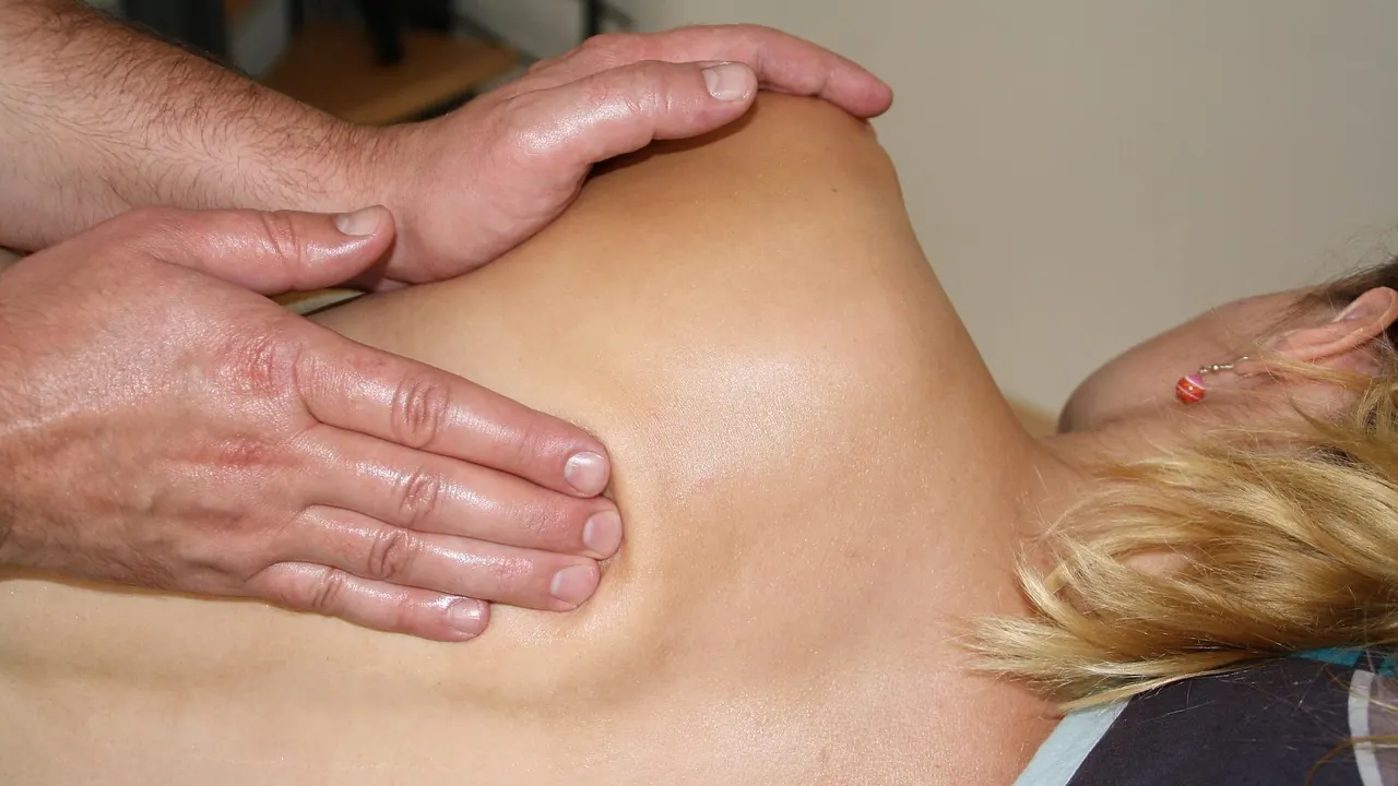 Mains qui massent le haut du dos