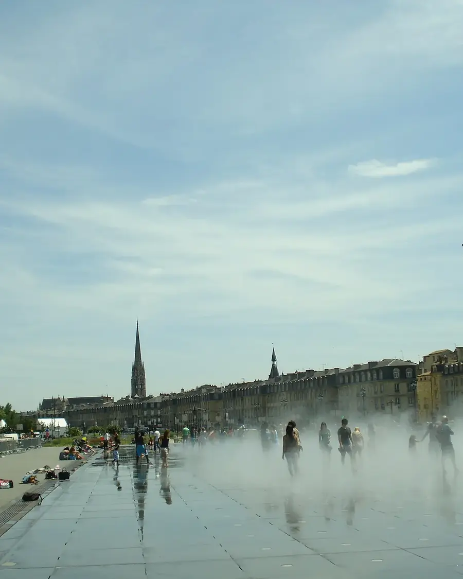 Promeneurs sur le miroir d’eau à Bordeaux