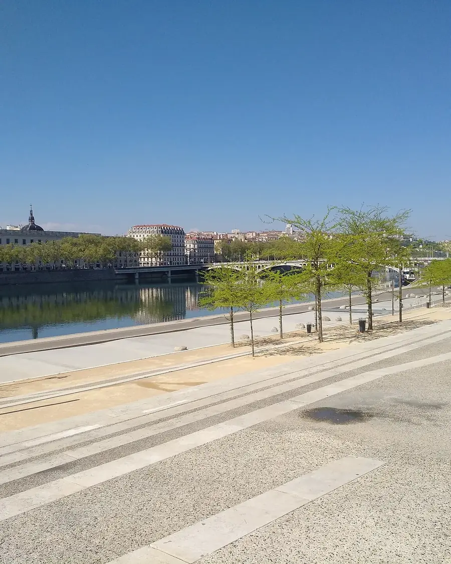 Promenade des quais du Rhône à Lyon