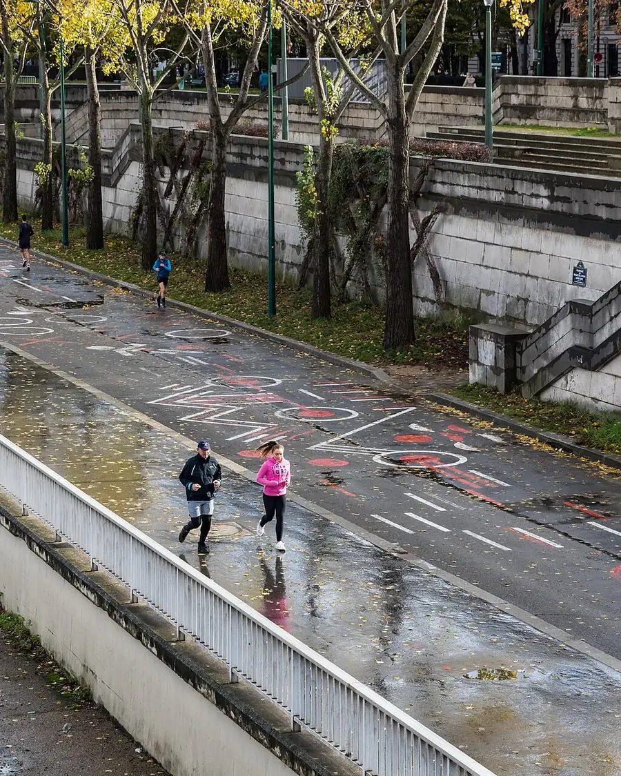 Joggeurs sur un quai de Seine à Paris