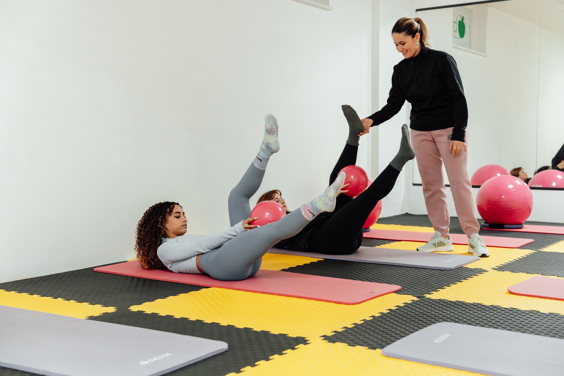 Rouleau en mousse ou balle de massage : que choisir