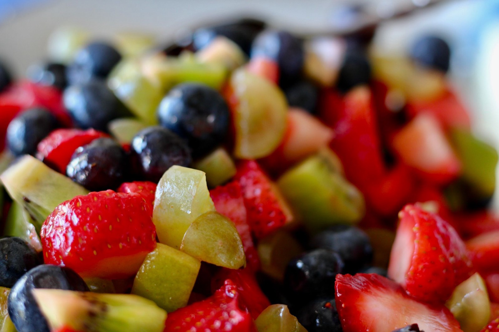 Bol de fraises fraîches et de kiwis coupés, deux aliments sources de vitamine C