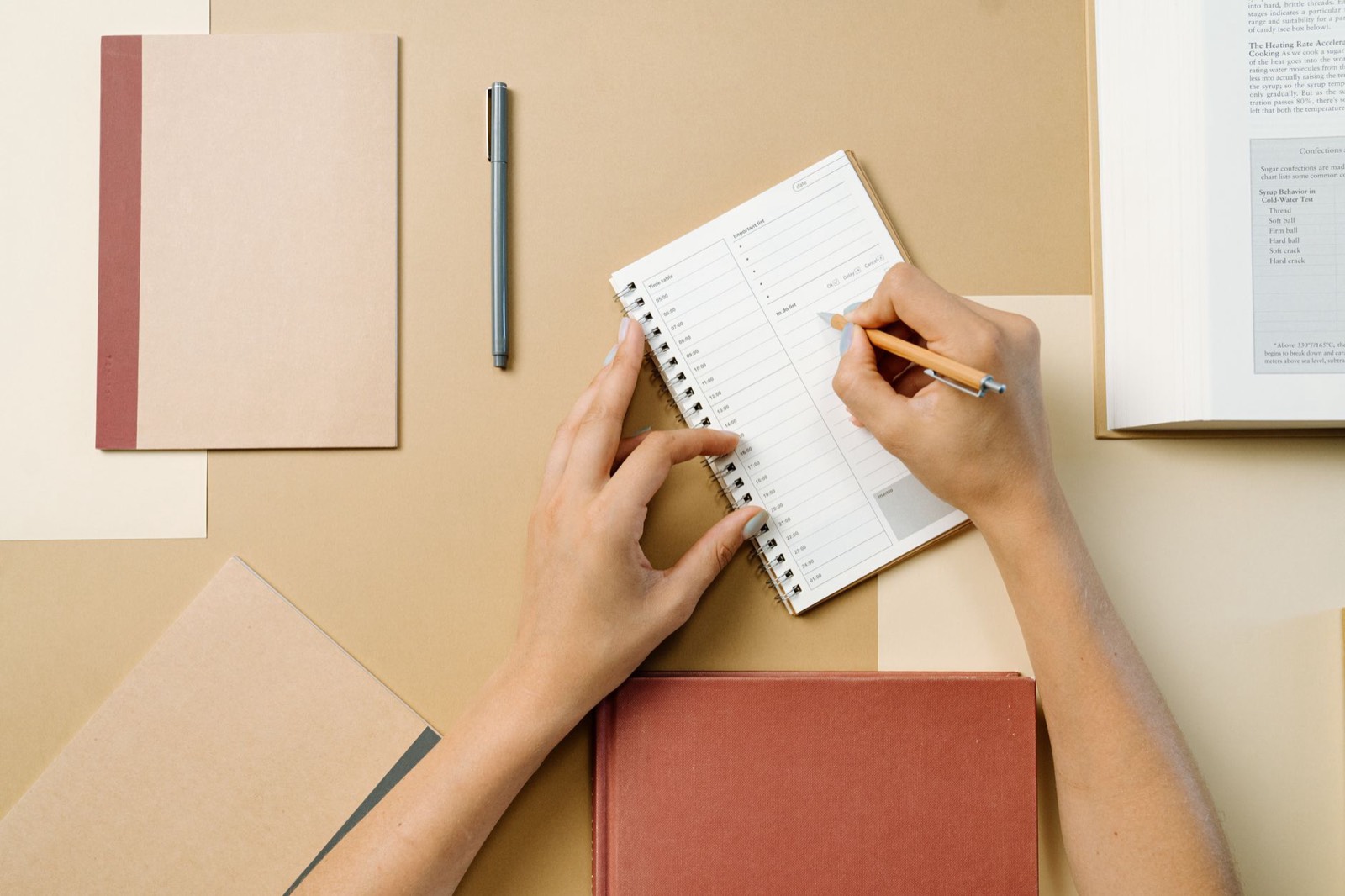 Carnet ouvert sur un plan de travail de cuisine pour noter un relevé alimentaire