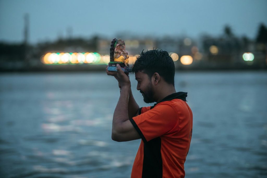 Coureur qui boit à sa bouteille au bord de l'eau