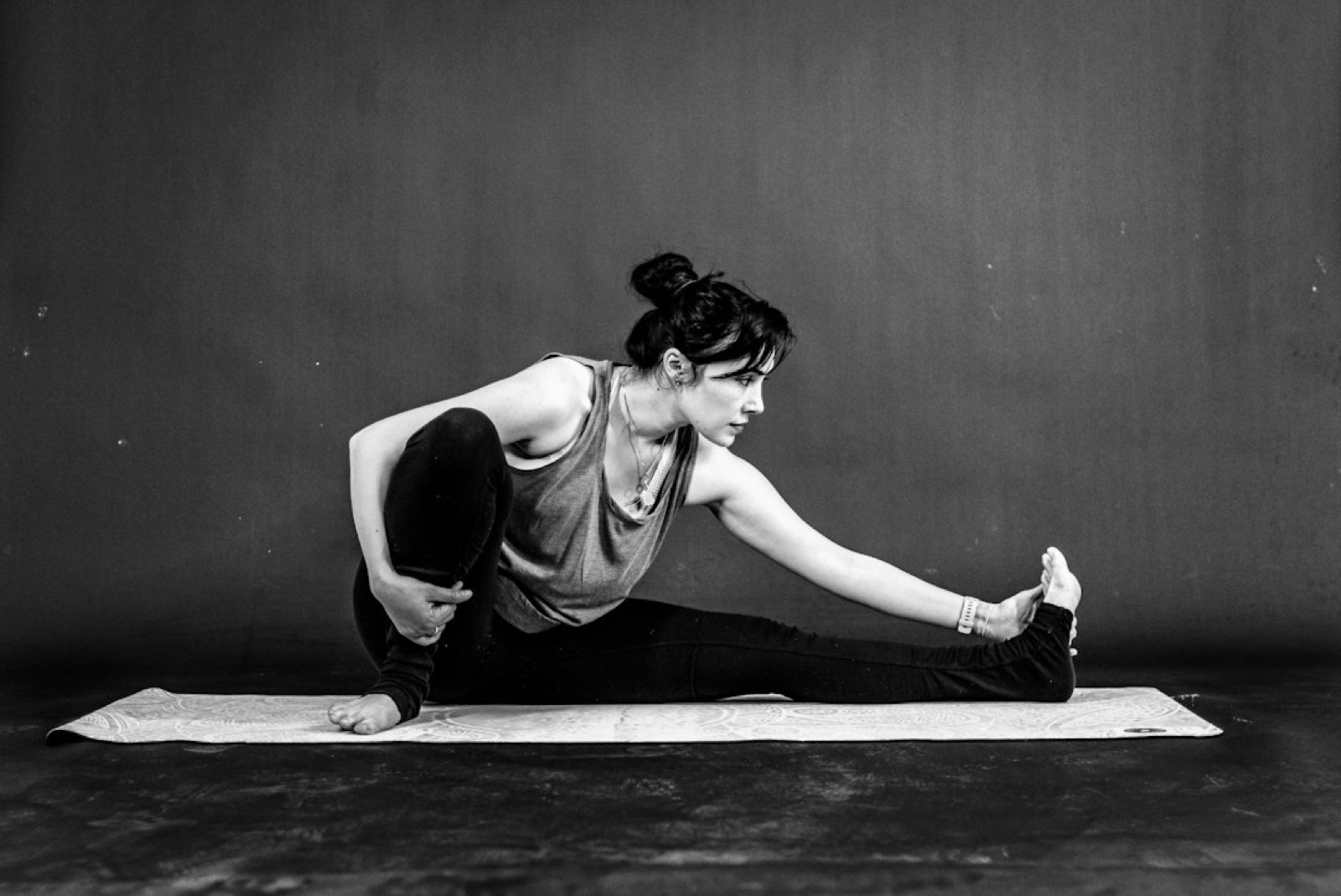 Étirements après une séance de sport à la maison