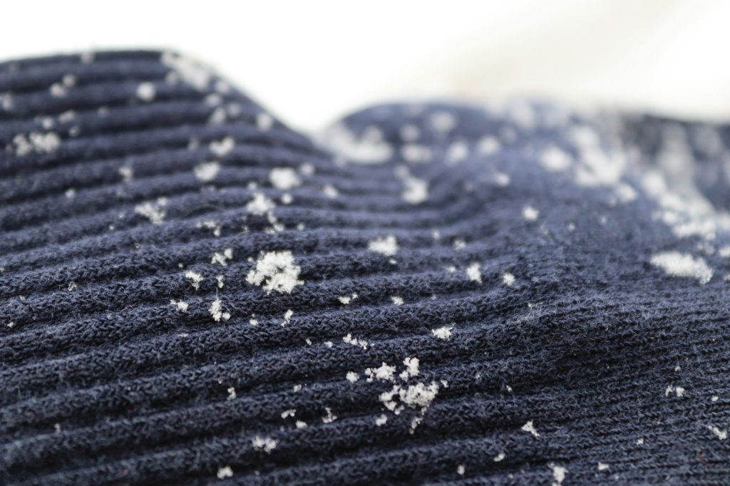Cristaux de sel séchés sur un tissu de sport sombre