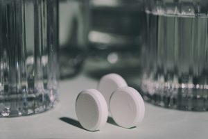 Comprimés effervescents d'électrolytes posés près de verres d'eau