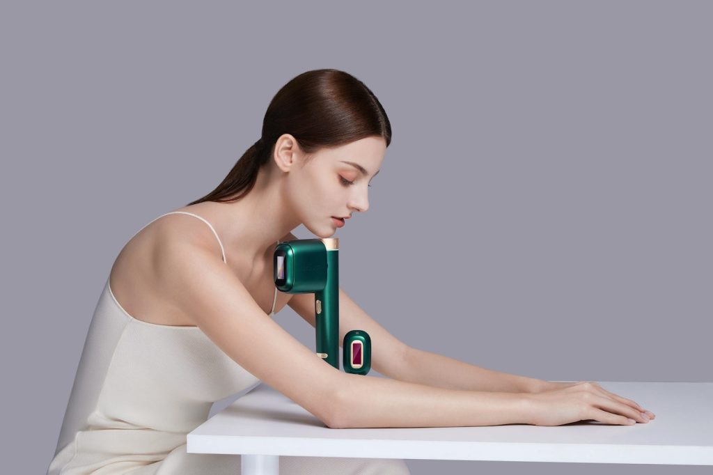 Pistolet de massage utilisé sur le haut de l'épaule