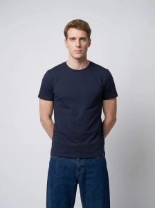 De la casquette au pantalon, une tenue d'homme en fibres naturelles
